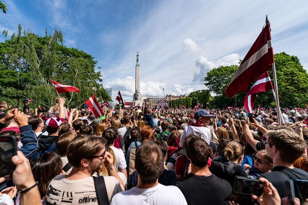 Площадь у памятника Свободы была переполнена,  желающие лично поприветствовать сборную заполнили также прилегающие улицы и площади. - Sputnik Латвия