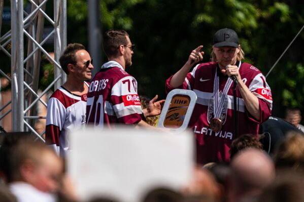 Появление на площади хоккеистов сборной собравшиеся встретили бурными овациями. - Sputnik Латвия