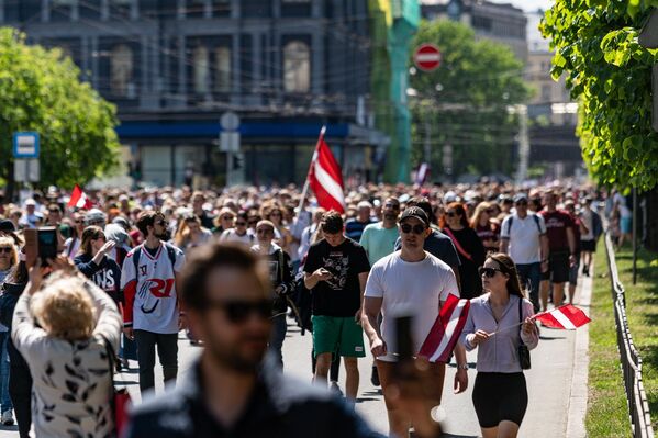 Десятки тысяч латвийцев собрались сегодня у памятника Свободы в Риге, чтобы поприветствовать свою сборную. - Sputnik Латвия