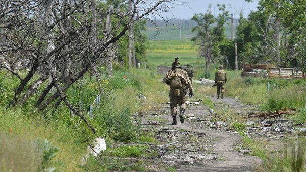 Российские военнослужащие в селе у линии соприкосновения на артемовском направлении - Sputnik Латвия