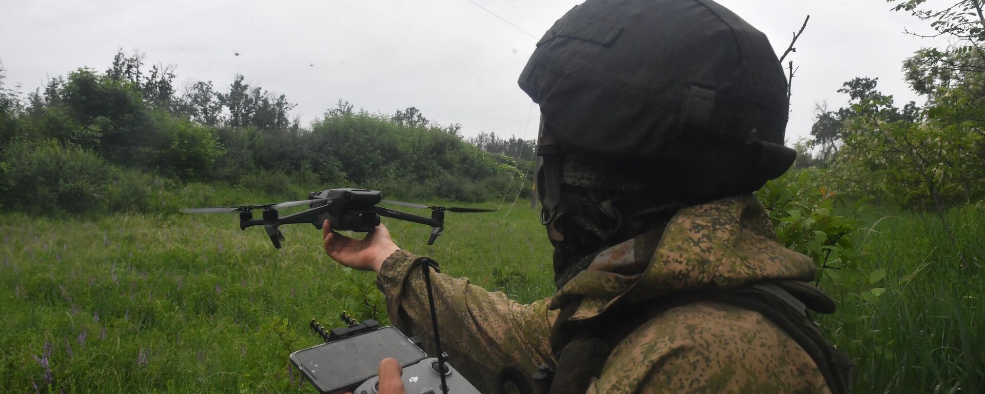 Военнослужащий Первой танковой армии ВС РФ проводит воздушную разведку в зоне СВО - Sputnik Латвия, 1920, 05.06.2023
