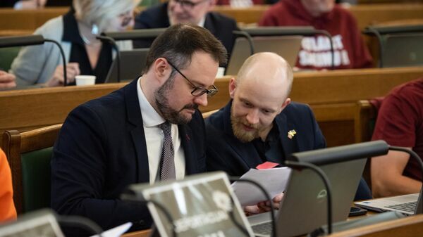 Председатель парламентской фракции Прогрессивные Каспарс Бришкенс (слева) и сопредседатель партии Андрис Шуваев - Sputnik Латвия
