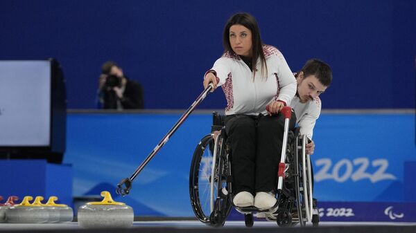 Полина Рожкова - латвийская паралимпийская фехтовальщица и кёрлингистка на колясках - Sputnik Латвия