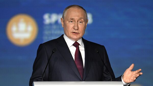 ПМЭФ-2023. Президент РФ В. Путин на пленарном заседании - Sputnik Латвия