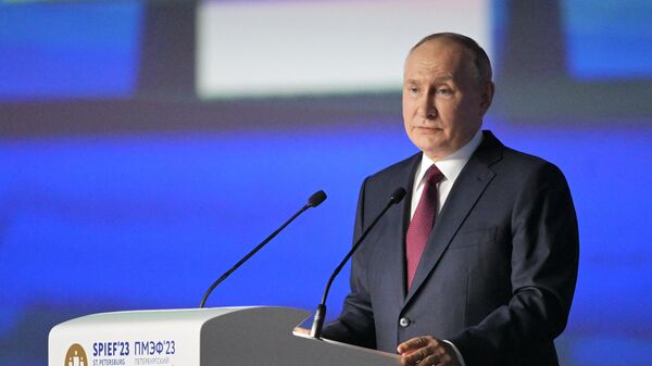 ПМЭФ-2023. Президент РФ В. Путин на пленарном заседании - Sputnik Латвия