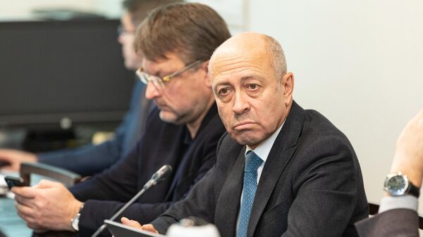 Депутат Сейма Латвии Олег Буров (на переднем плане) и лидер партии Латвия на первом месте Айнарс Шлесерс - Sputnik Латвия
