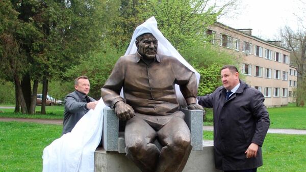 В Лиелварде прошла церемония открытия памятника Эдгарсу Каулиньшу, 27 апреля 2023 года - Sputnik Латвия