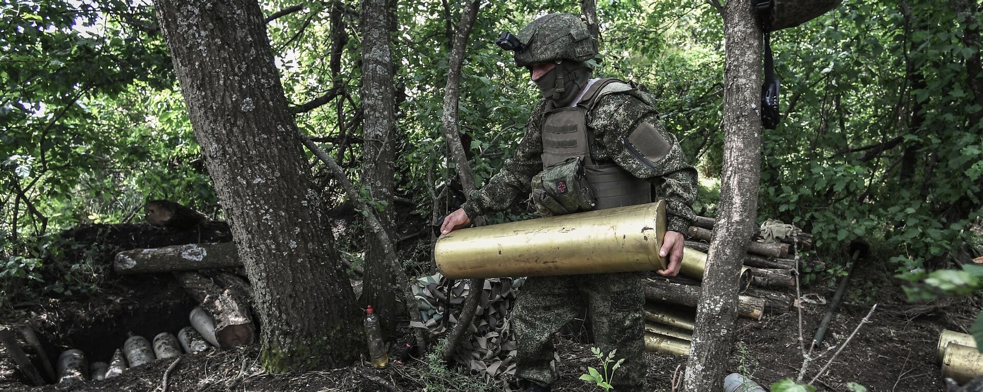 Военнослужащий ВС РФ подносит снаряд для САУ Гиацинт-С в зоне спецоперации - Sputnik Латвия, 1920, 21.06.2023