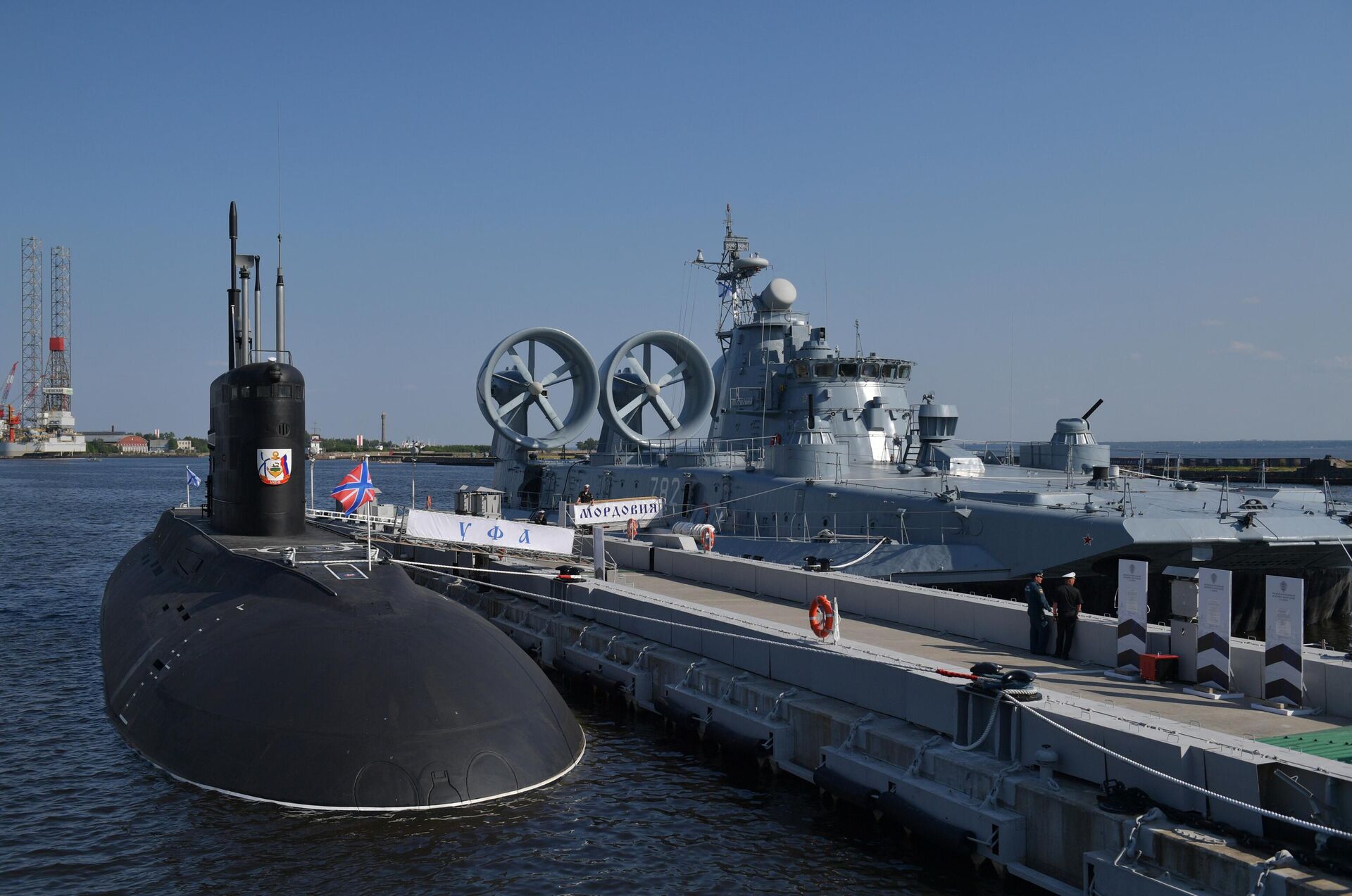 Корабль на воздушной подушке Мордовия и подводная лодка Уфа на Международном военно-морском салоне МВМС-2023 в Кронштадте - Sputnik Латвия, 1920, 26.06.2023