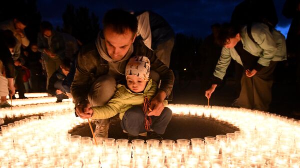 Жители Казани принимают участие в международной акции Огненные картины войны, приуроченной ко Дню памяти и скорби - Sputnik Латвия