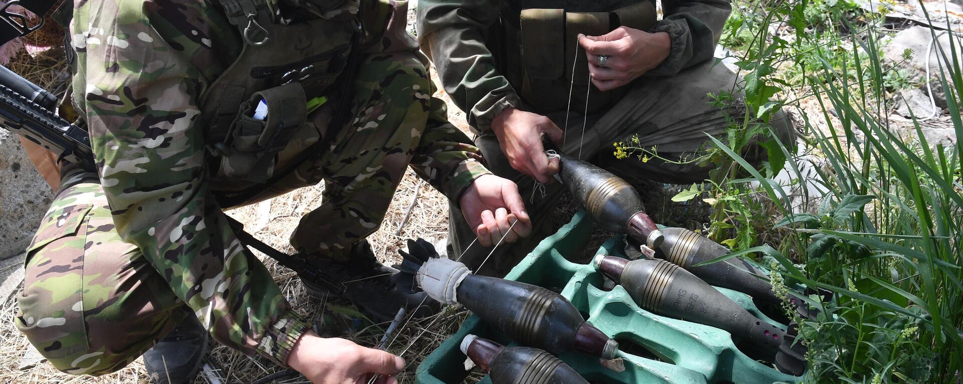 Военнослужащие ВС РФ готовят мины к стрельбе из миномета в зоне спецоперации - Sputnik Латвия, 1920, 27.06.2023