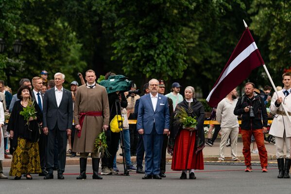 Шествие началось с приветствия президента страны Эгилса Левитса, министра культуры Науриса Пунтулисаи директора LNKC Сигне Пуяте у памятника Свободы. Шествие началось с приветствия президента страны Эгилса Левитса, министра культуры Науриса Пунтулисаи директора LNKC Сигне Пуяте у памятника Свободы. - Sputnik Латвия
