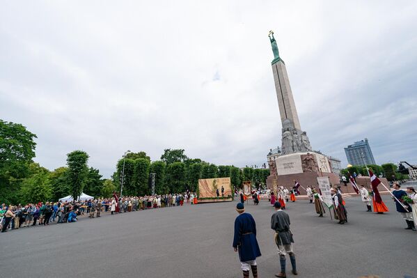 Шествие характеризуется великолепием народных костюмов, радостью встречи и торжеством праздника. Шествие характеризуется великолепием народных костюмов, радостью встречи и торжеством праздника. - Sputnik Латвия