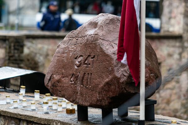 Памятный камень у мемориала на месте Большой хоральной синагоги. - Sputnik Латвия