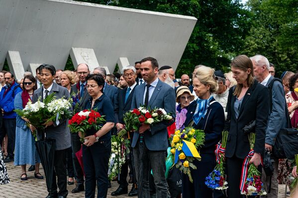 Официальные лица во время церемонии возложения цветов к мемориалу на месте Большой хоральной синагоги. - Sputnik Латвия