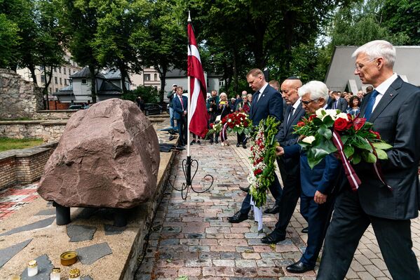 Возложение цветов к мемориалу на месте Большой хоральной синагоги. - Sputnik Латвия