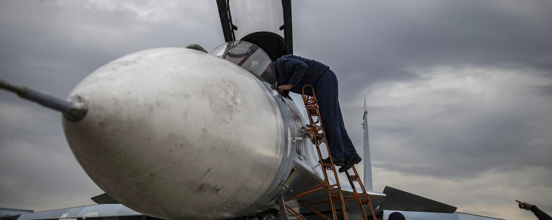 Многоцелевой истребитель Су-30СМ ВКС России на аэродроме базирования в зоне спецоперации - Sputnik Латвия, 1920, 04.07.2023