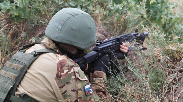 Военнослужащий ВС РФ на огневой позиции в зоне спецоперации - Sputnik Латвия