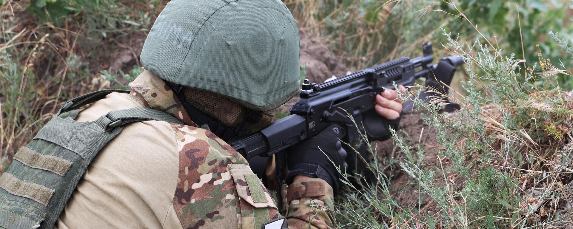 Военнослужащий ВС РФ на огневой позиции в зоне спецоперации - Sputnik Латвия, 1920, 05.07.2023