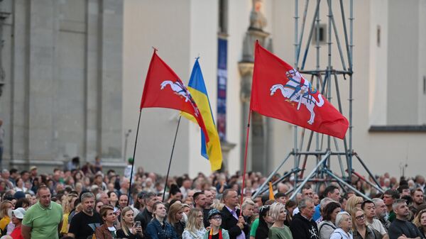 Жители Вильнюса исполнили государственный гимн Литвы - Sputnik Латвия