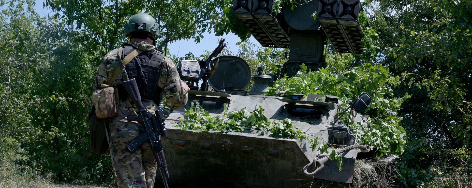 Военнослужащий ВС РФ возле ЗРК Стрела-10 в зоне спецоперации - Sputnik Латвия, 1920, 08.11.2023