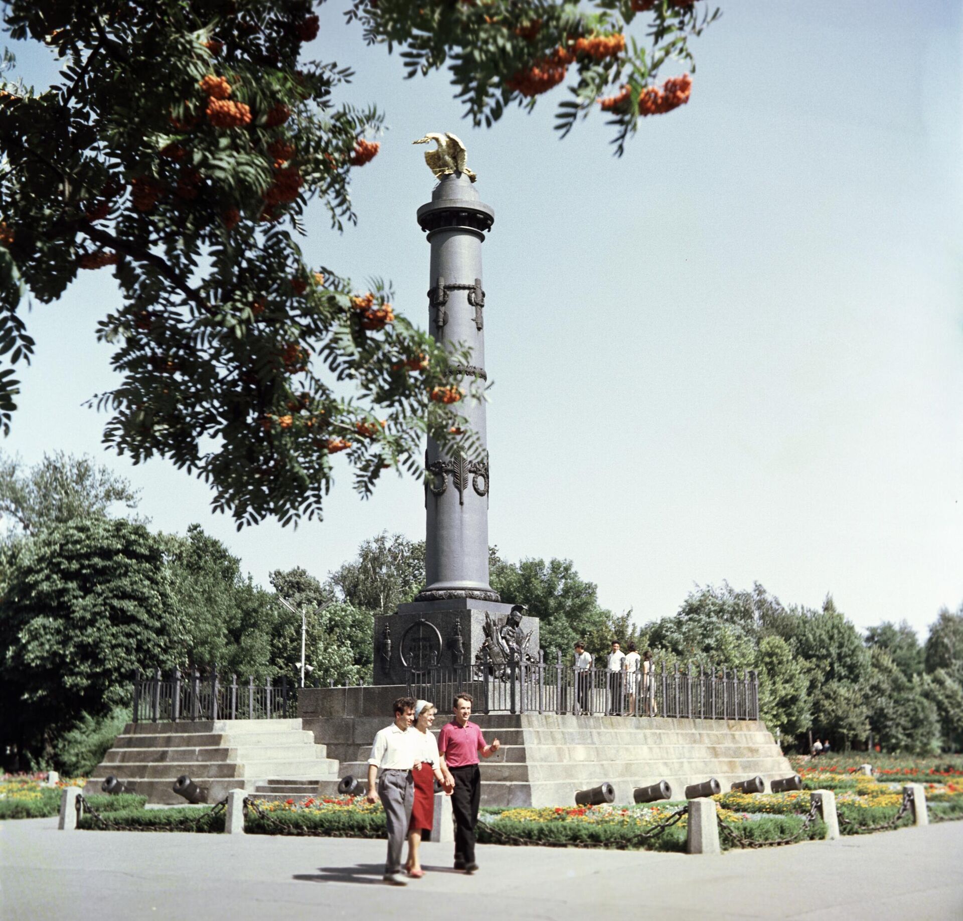 Памятник в честь победы над шведами в Полтаве, 1969 - Sputnik Латвия, 1920, 10.07.2023