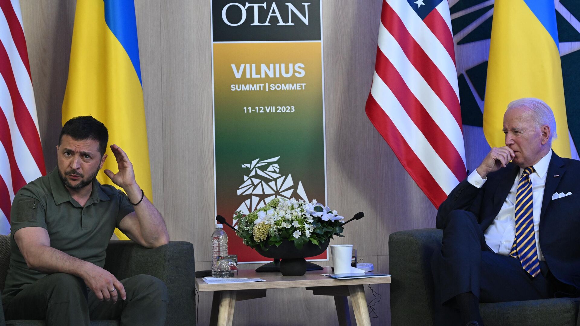 Президент Украины Владимир Зеленский и президент США Джо Байден (слева направо) проводят встречу на саммите НАТО в Вильнюсе - Sputnik Латвия, 1920, 12.07.2023