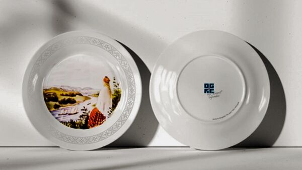 Самоуправление Огрского края представило уникальную коллекцию сувенирных тарелок, в которых отражены легендарные произведения искусства региона и фрагменты эпоса Лачплесис - Sputnik Латвия