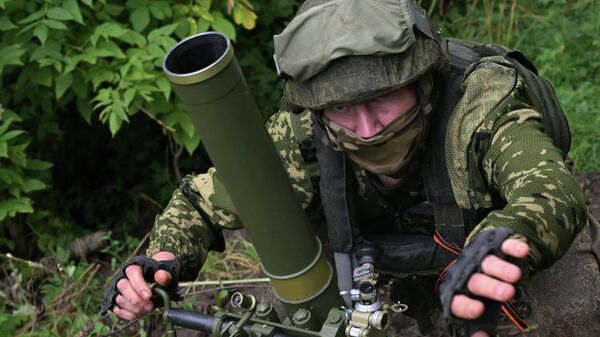 Военнослужащий ВС РФ ведет огонь из 82-мм миномета на купянском направлении СВО - Sputnik Латвия