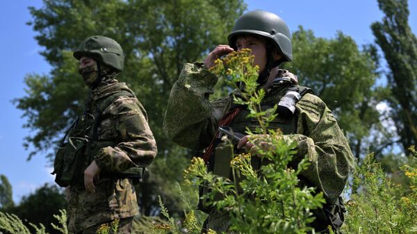 Военнослужащие ВС РФ на огневой позиции на купянском направлении спецоперации - Sputnik Латвия