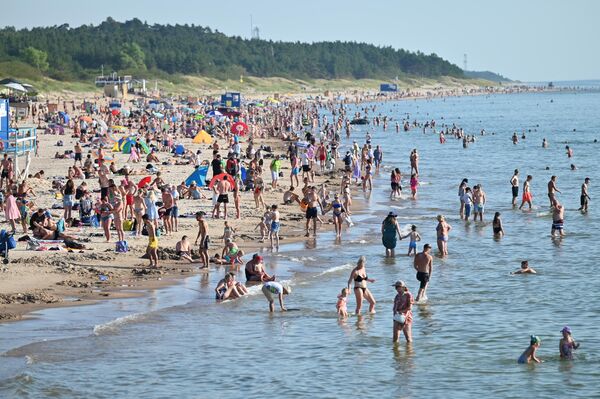 Спастись от 30-градусной жары помогало купание в Балтийском море.  - Sputnik Латвия