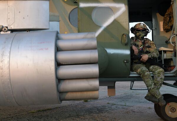 Военнослужащий группы огневой поддержки в зоне спецоперации - Sputnik Латвия