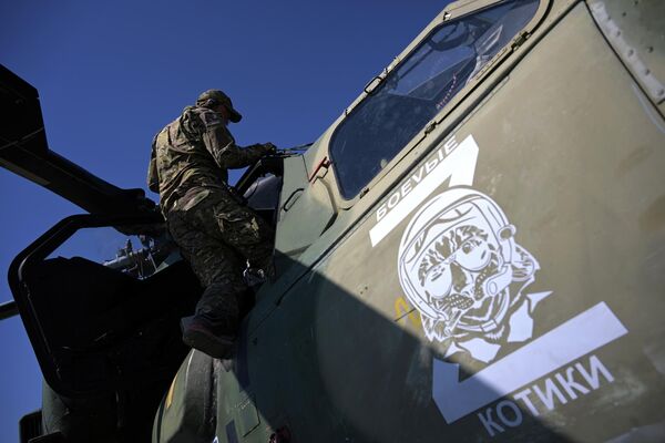Технический персонал производит обслуживание вертолета Ми-28 - Sputnik Латвия