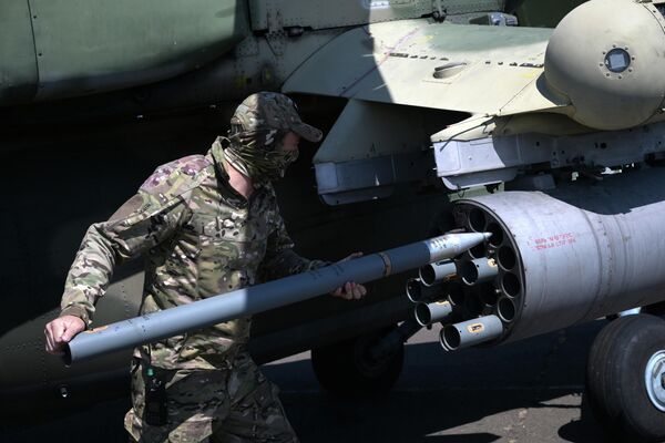Зарядка неуправляемых ракет в вертолет Ми-28 - Sputnik Латвия