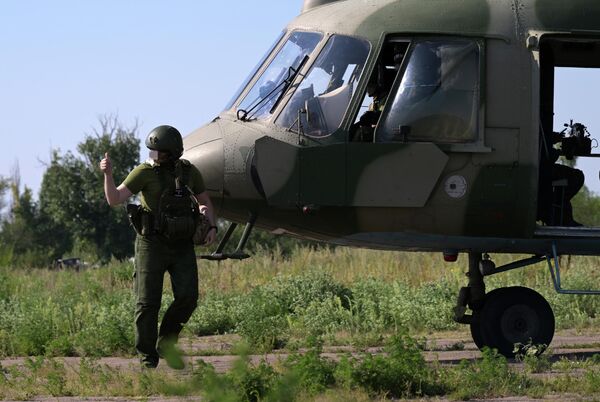 Пилот осматривает вертолет перед вылетом в зоне СВО - Sputnik Латвия