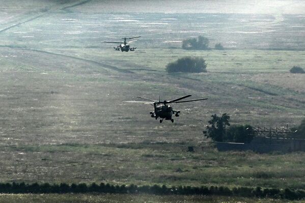 Вертолеты Ка-52 и Ми-28 во время боевого вылета - Sputnik Латвия