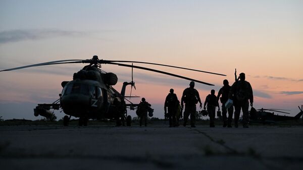 Группа военнослужащих ВС РФ возвращается с боевого вылета в зоне СВО - Sputnik Латвия