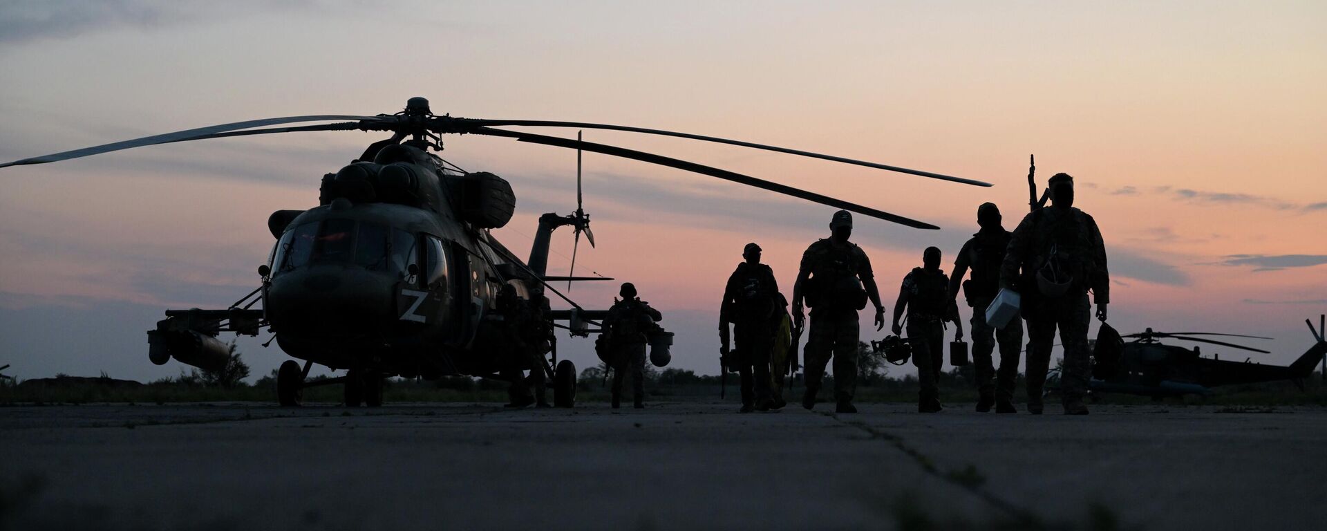 Группа военнослужащих ВС РФ возвращается с боевого вылета в зоне СВО - Sputnik Латвия, 1920, 07.11.2023