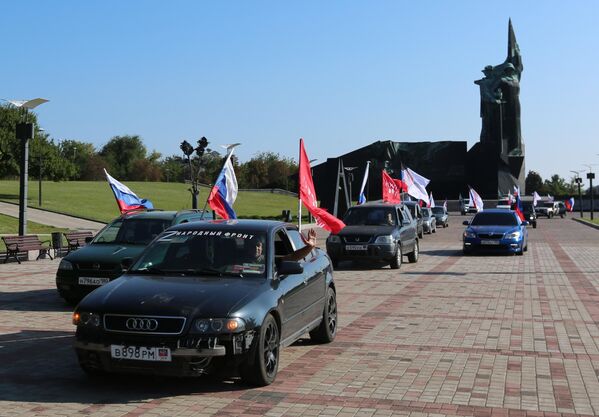 Активисты &quot;Народной дружины&quot; и &quot;Народного фронта&quot; во время автопробега, приуроченного к празднованию Дня российского флага в Донецке. - Sputnik Латвия