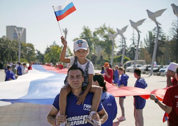 Празднование Дня флага РФ в Мариуполе - Sputnik Латвия