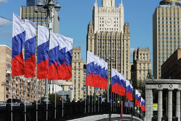 Российские флаги, установленные в Москве ко Дню государственного флага России - Sputnik Латвия
