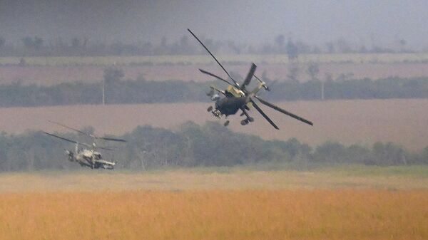 Вертолеты Ка-52 и Ми-28 ВКС России во время боевого вылета в зоне спецоперации - Sputnik Латвия