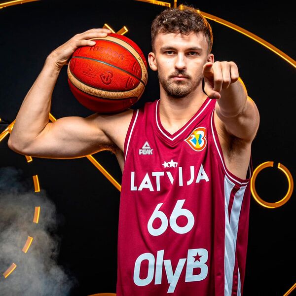 Игрок сборной Латвии по баскетболу Кристерс Зорикс - Sputnik Латвия