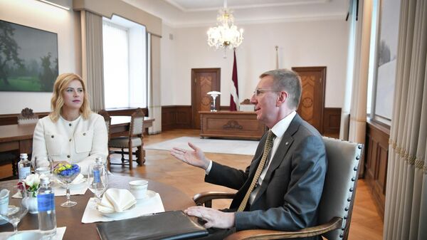 Встреча президента Латвии Эдгарса Ринкевичса с кандидатом на должность премьер-министра Эвикой Силиней - Sputnik Латвия