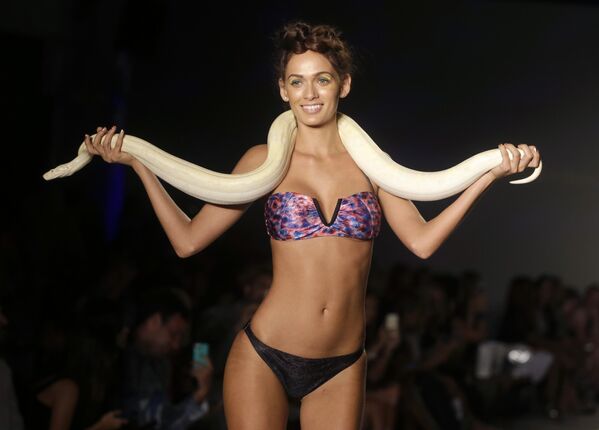 Девушка танцует с живой змеей во время модного показа в Майами-Бич, штат Флорида, США. - Sputnik Латвия