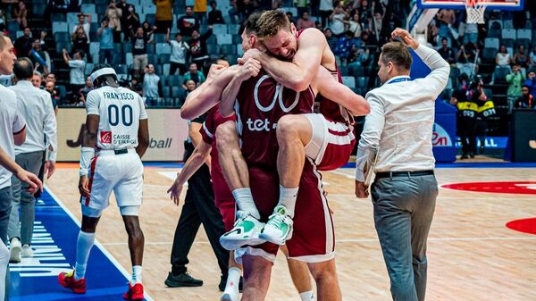 Игроки сборной Латвии по баскетболу празднуют победу над командой Франции на ЧМ 2023  - Sputnik Латвия