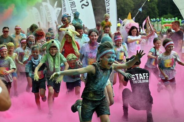 Пятикилометровый марафон Color Run — это буйство красок, чистой детской радости и позитивное отношение к жизни. - Sputnik Латвия