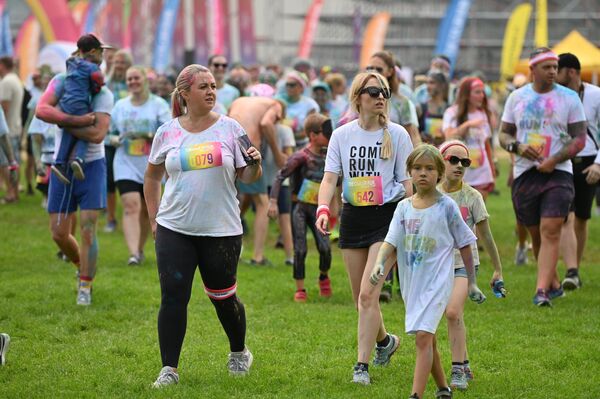 Забег Color Run — это праздник красок, который призывает просто хорошо провести время. Именно поэтому у участников Color Run нет ограничений по времени, а организаторы мероприятия не фиксируют их результаты. Забег Color Run — это праздник красок, который призывает просто хорошо провести время. Именно поэтому у участников Color Run нет ограничений по времени, а организаторы мероприятия не фиксируют их результаты. - Sputnik Латвия