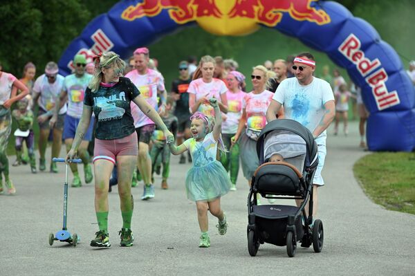 Участвовать в массовом красочном забеге могут и дети, и взрослые. - Sputnik Латвия