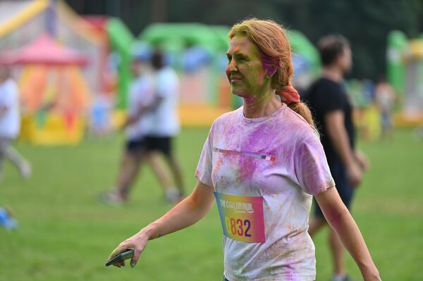 На фото: участница забега Color Run 2023 в Вильнюсе. На фото: участница забега Color Run 2023 в Вильнюсе. - Sputnik Латвия